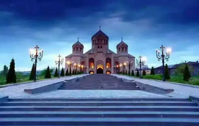 کلیسای جامع سنت گریگور روشنگر از بهترین مکان های تفریحی در ایروان ارمنستان