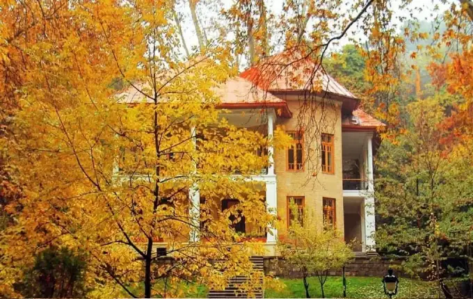 کاخ سعدآباد از بهترین مکان های دیدنی در پاییز تهران