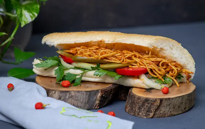 طرز تهیه ساندویچ ماکارونی یکی از ساندویچ های خانگی آسان
